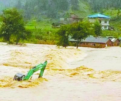 贵州黔南遭暴雨袭击 直升机救出被困3名工人