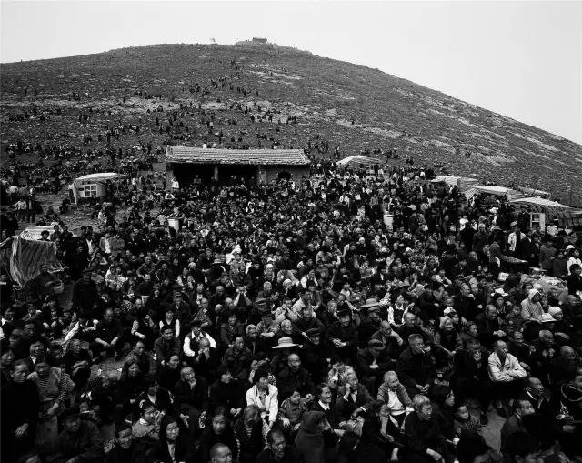 2003年4月4日,河南省宜阳县。乡村庙会上,人们聚集在山坡上观看县剧团的演出。 2003年4月4日,河南省宜阳县。乡村庙会上,人们聚集在山坡上观看县剧团的演出。