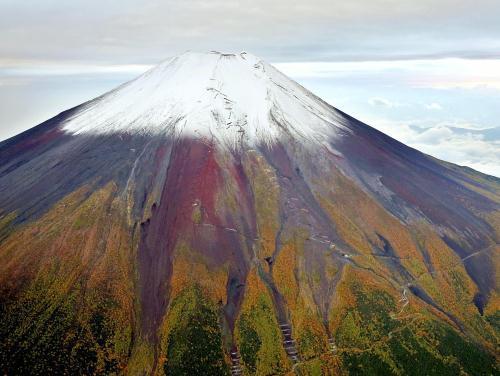 富士山在10月11日迎来“初冠雪”每年山顶第一次出现冰雪堆积的情况
