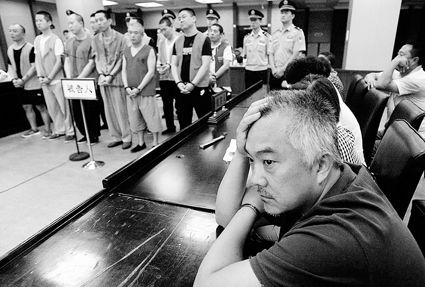 北京一村主任卖别墅骗1100万 用暴力当上村主任