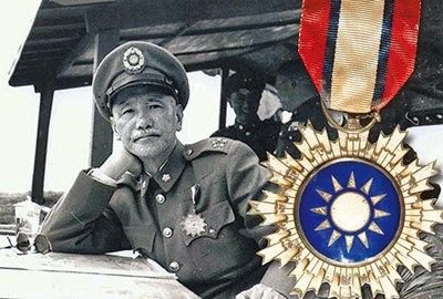 Jiang Jieshi often adorns before one's death " decoration of blue sky white day " (right graph) to each district perambulatory. Picture origin: Taiwan " malic daily "