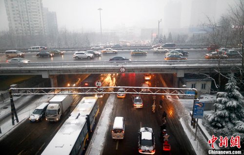 中国北方现大范围降雪 高速路及航班出行受影响