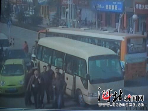 网贴曝河北邢台县长专车闯红灯撞残中学生