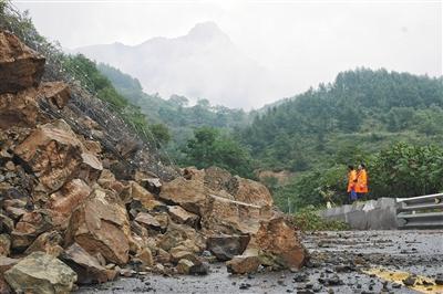 公路部门提前发现异常即断路 国道滑坡无伤亡