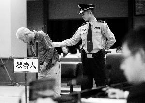 男子借钱委托同事炒股失败 持刀将对方扎死