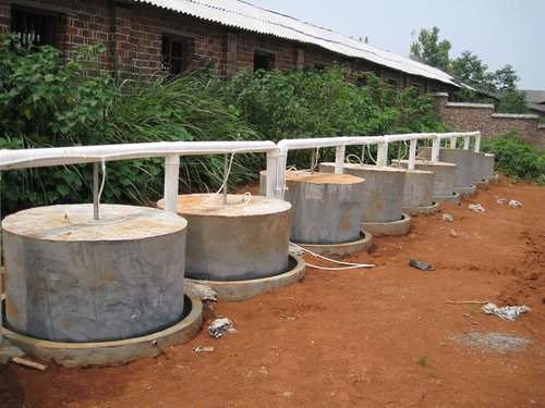 如今,古丰村共建沼气池1600立方米,安装储气袋200立方米,可供全村40余