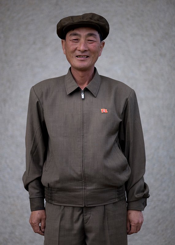 每逢冬季,当地人的生活就会变得举步维艰。有时候人们甚至会挨饿,他一生中最幸运的一天是金正日前来参观他的村庄。 每逢冬季,当地人的生活就会变得举步维艰。有时候人们甚至会挨饿,他一生中最幸运的一天是金正日前来参观他的村庄。