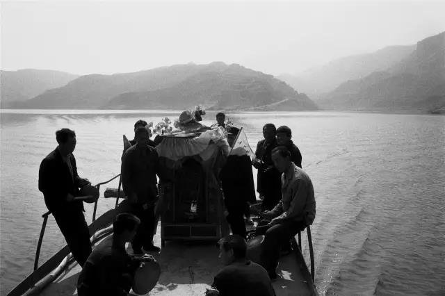 2003年4月15日,河南省渑池县。村民用船将神像北渡黄河运往山西。 2003年4月15日,河南省渑池县。村民用船将神像北渡黄河运往山西。