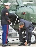 奧巴馬為海軍陸戰隊女兵彎腰撿硬幣(圖)