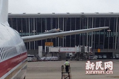 伤害浦东机场两客机发生碰 两机机翼受损()