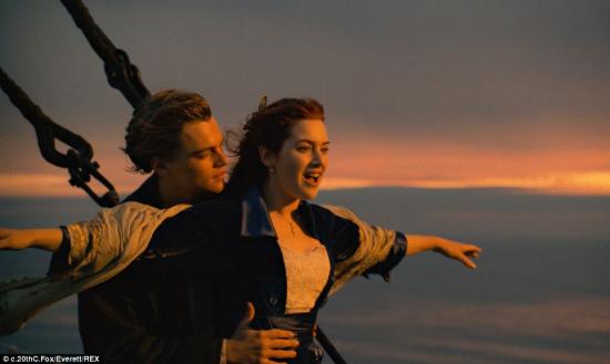 摄影师抓拍到一对变色龙在树枝上的特别动作，酷似电影《泰坦尼克》里男女主角在船头“迎风飞翔”的一幕。