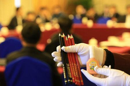 两会倡导节俭新风 铅笔由废报纸制成（图）