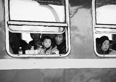 1月28日，贵州凯里火车站，一位小朋友随同家长踏上“返城”旅途。