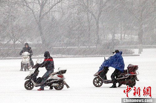 中国北方现大范围降雪 高速路及航班出行受影响