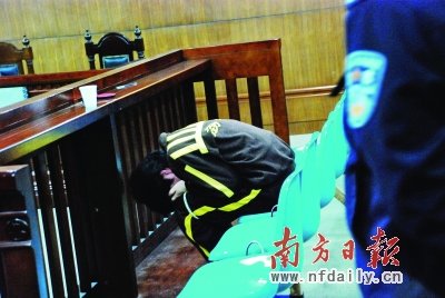 16岁少女要钱买iPad被拒拿刀追砍母亲 被闷死