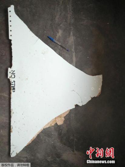 消息人士还称，波音公司的工程师也正在查看相关照片。不过，波音公司方面拒绝就此置评。2014年3月8日，马航MH370客机在从吉隆坡飞往北京途中失联。马来西亚政府在2015年1月29日正式宣布这架航班失事，并推定机上239名乘客和机组人员已经遇难。 文字来源:新华网