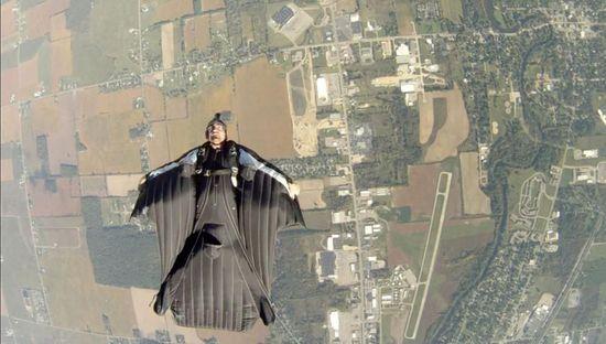 美国教练从3百米高电视塔跳伞 伞包未打开遇难