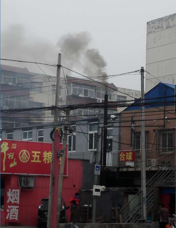 图四 通州区白庙新村(白师路旁,近通燕高速口)一作坊冒黑烟.