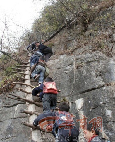陕西丹凤20名孩子每天爬梯过江上学 已持续2年