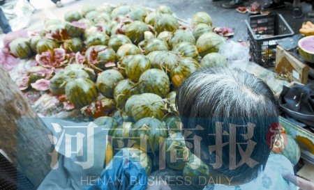 老夫妻便宜卖瓜摊位被砸施暴者称自家瓜卖不出