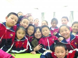 退休女教师不顾病体抚养百余玉树地震孤儿(图)