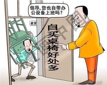 广东吴川学生自带桌椅上学调查:将配备新书桌