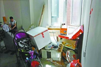 2岁男童清晨18楼窗台坠亡 家人做生意孩子独自在家