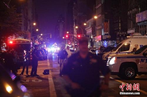 当地时间9月17日，纽约曼哈顿切尔西街区，警察警戒。