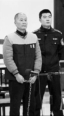 杨有明(左)受审 