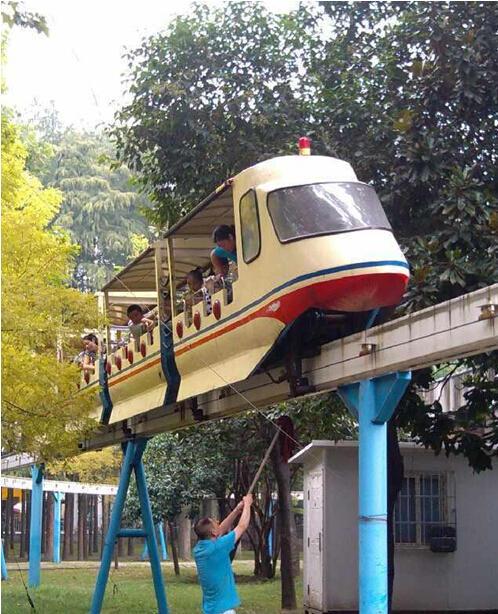 中山公园"高架列车"停摆 乘客被困半空中