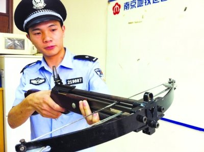 两男子用钢珠弩射碎地铁安全门玻璃被刑拘(图)