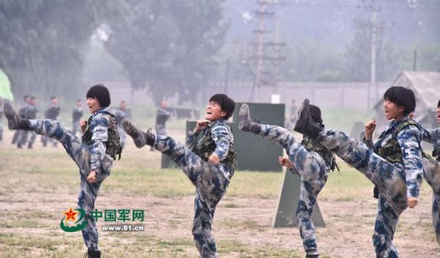 飞过7种机型的女将军释疑女飞行员驾战斗机(图)