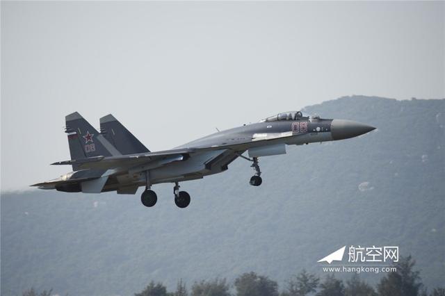 三大明星飞机齐聚珠海 航空迷蹲点守候拍