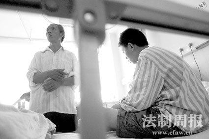 尿毒症男生需换肾 母亲不愿割肾“临阵逃脱”