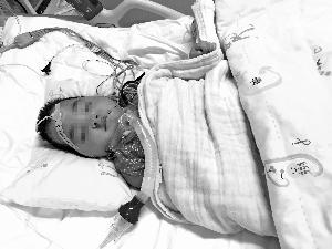 2岁女童被妈妈情人虐打昏迷1年 大脑损伤难发育