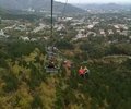 Cable de alimentación en suspensión en el aire los viajeros