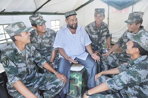 阿里木和战友共度八一建军节