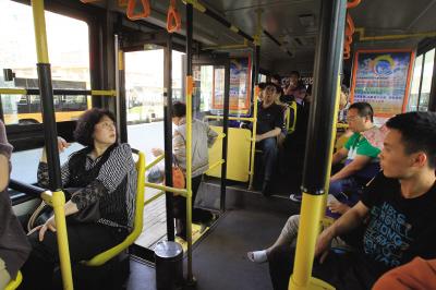 大连部分公交车不进站 乘客被逼横穿马路(图)