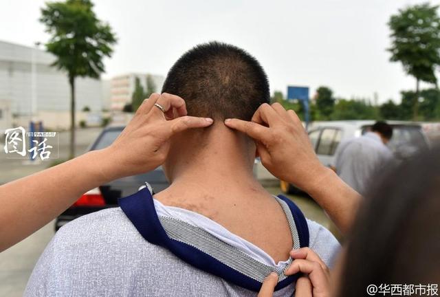 成都一司机不慎碾死小狗 称被逼套狗链给狗下跪