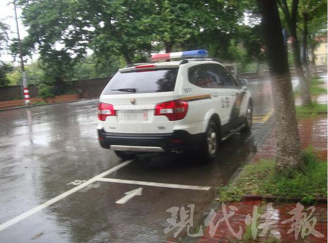 男子暴雨中湿身裸体 市民报警：太容易着凉(图)