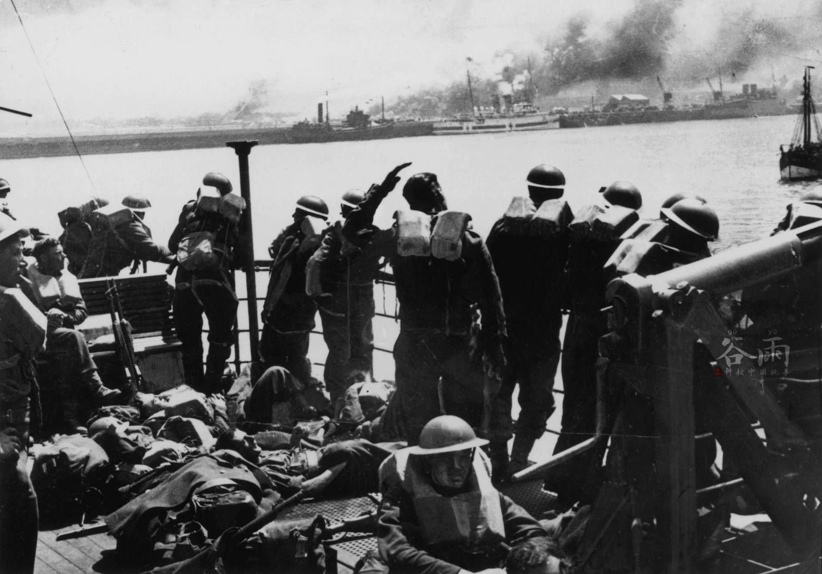 英国士兵站在由敦刻尔克开往英国的汽船上回望法国的海岸。 英国士兵站在由敦刻尔克开往英国的汽船上回望法国的海岸。