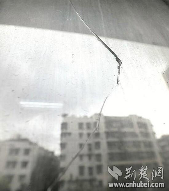 18层高楼玻璃墙裂无人管 市民无奈用透明胶带粘