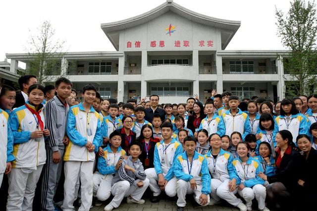 李克强考察震后重建的芦山二中：要建最坚固校舍