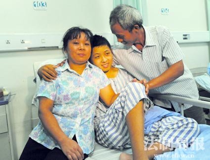 尿毒症男生需换肾 母亲不愿割肾“临阵逃脱”