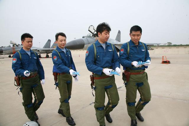 飞行员探讨战术:对方机动好 缠斗是自寻死路