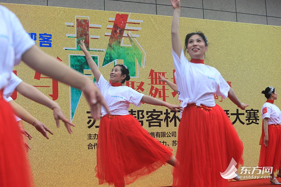 上海办广场舞大赛 大妈寒风中短裙丝袜上阵(2