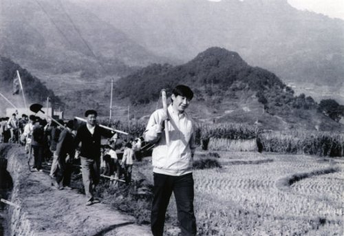 这张摄于1988年的资料照片显示，时任中共福建省宁德地委书记的习近平在去农村调研期间参与劳作。