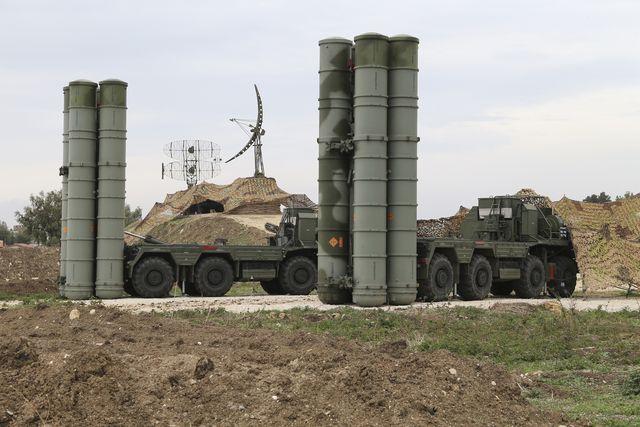 部署在叙利亚拉塔基亚俄军基地的S-400防空系统。