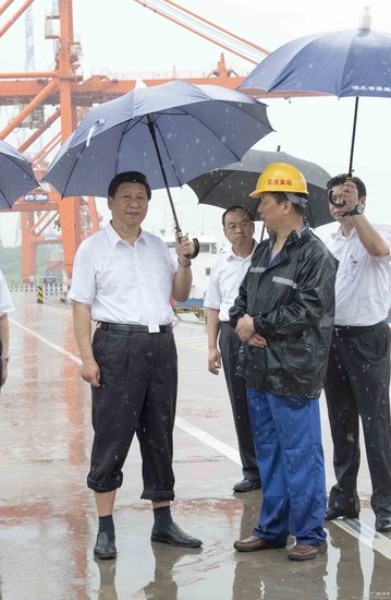 Xi Jinping risks rain to inspect Wuhan new harbor to coil trouser legs hits umbrella (graph)