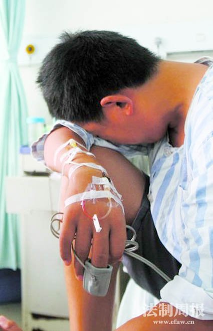 尿毒症男生需换肾 母亲不愿割肾“临阵逃脱”